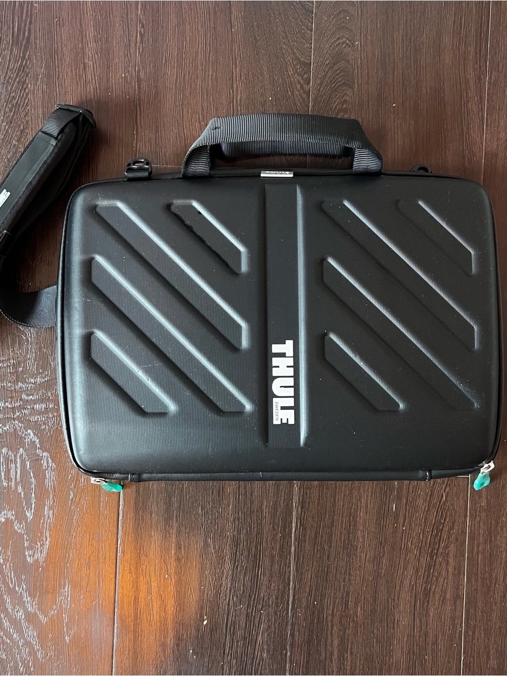 Thule Gauntlet 15” Hard Shell Laptop Case Bag Shoulder Messenger Briefcase